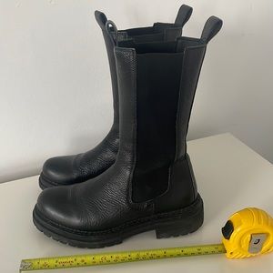 L’Intervalle leather boots. Size 38. Full leather. Lightly worn.